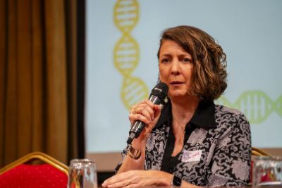 Camila Mazzoni es presidenta fundadora de ERGA (Atlas Europeo del Genoma de Referencia) y actual subdirectora del proyecto europeo BGE (Genómica de la Biodiversidad Europea).